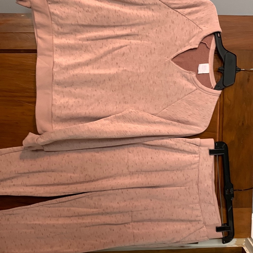 Get cozy in this 2 piece lounge set. Super soft and comfy.